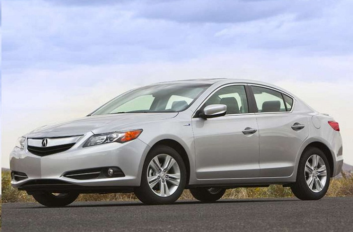4. Acura ILX Hybrid 2014 ($28,900): Xe dùng hộp số tự động Sequential SportShift 5 cấp, động cơ i-VTEC, dung tích 2.0 lít sản sinh công suất tối đa 150 mã lực và mô-men xoắn cực đại 140 lb-ft tại 4.300 vòng/phút.