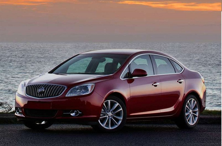 2. Buick Verano 2015 ($23,380): Trái tim của xe là khối động cơ Ecotec 2,4 lít 4 xy-lanh công suất 180 mã lực và mô-men xoắn cực đại 171 lb-ft được kết nối với một hộp số tự động sáu tốc độ.