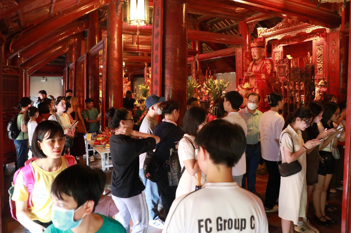 Trước ngày thi vào lớp 10, dù trời nắng to, rất đông sĩ tử, phụ huynh ở Hà Nội đã tới Văn Miếu - Quốc Tử Giám thắp hương, khấn vái, xin chữ cầu may.