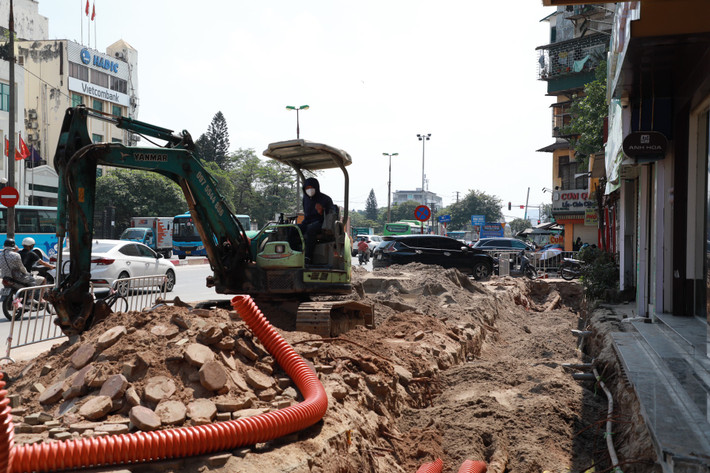 Tại hiện trường, máy móc đang đào đường, gấp rút thi công.
