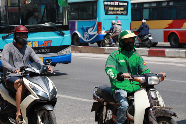 Nhiệt độ cao từ mặt đường bốc lên khiến nhiều người di chuyển qua tuyến đường này cảm thấy mệt mỏi.