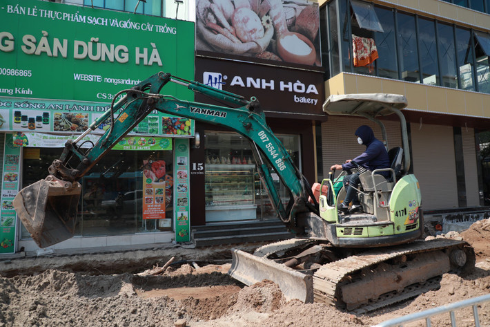 Việc thi công dự án khiến nhiều cửa hàng, nhà dân gặp khó khăn, phải đóng cửa.