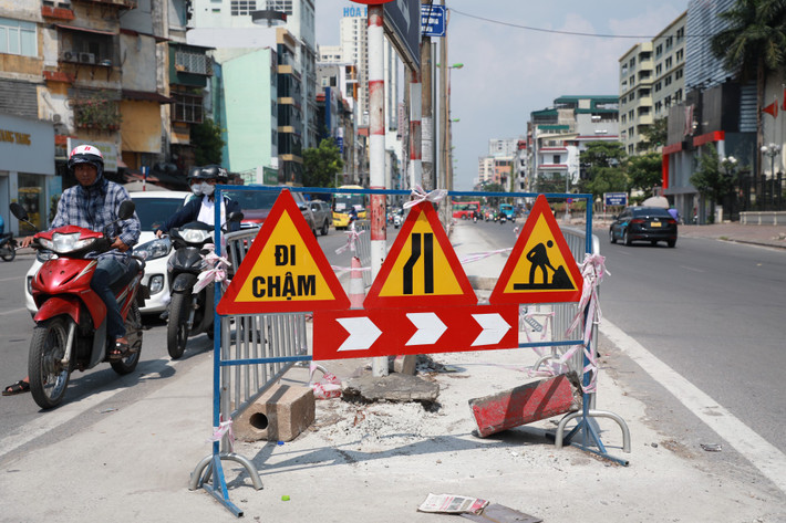 Để thực hiện dự án hầm chui vành đai 2.5, đầu tháng 4 vừa qua, UBND Hà Nội đã có quyết định đánh chuyển, đốn hạ hơn 140 cây xanh trên tuyến đường Kim Đồng (quận Hoàng Mai). 