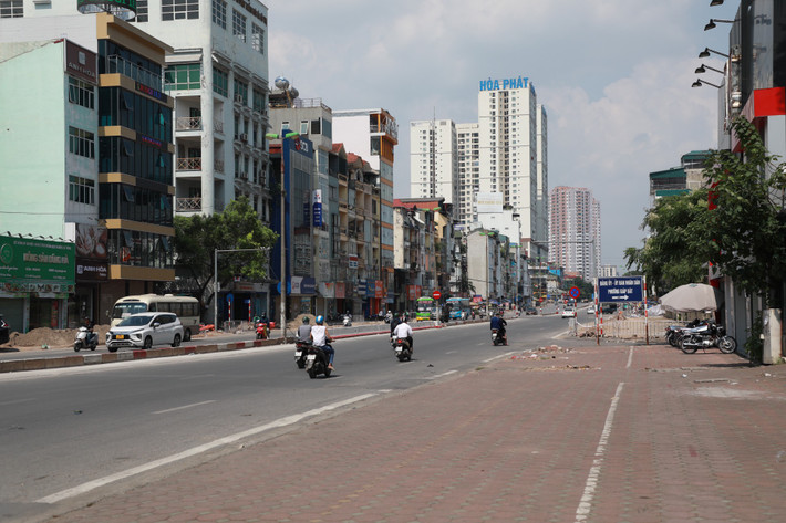 Trước khi chặt hạ, tuyến phố Kim Đồng có 3 làn cây xanh đô thị, tạo bóng râm cho người dân khi di chuyển qua tuyến đường này.