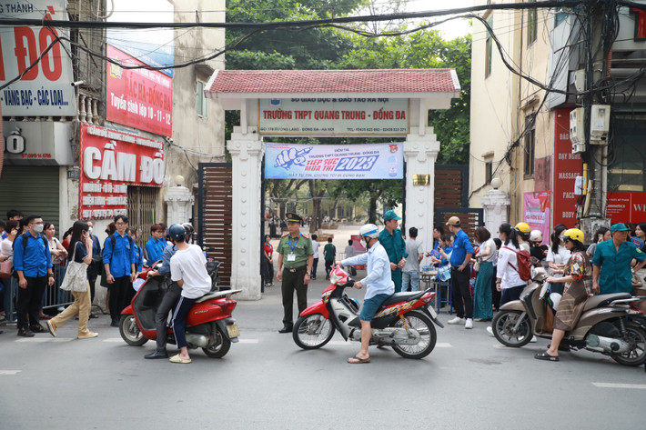 Ghi nhận tại điểm thi trường THPT Quang Trung (quận Đống Đa, Hà Nội) từ 6h sáng, nhiều phụ huynh đã đưa thí sinh đến điểm thi để tránh tắc đường cũng như đề phòng gặp phải những sự cố không mong muốn.