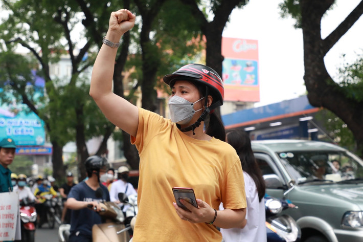 "Đây là cháu thứ 2 thi vào lớp 10 nhưng tôi vẫn cảm thấy rất hồi hộp và nghẹn ngào. Con vào trường rồi, nhưng tôi vẫn đứng ở trước cổng để dõi theo con. Nãy nhìn thấy con từ xa nên truyền năng lượng cho con để con thi thật tốt". Chị Chu Thị Quyên (Thanh Xuân, Hà Nội) chia sẻ.