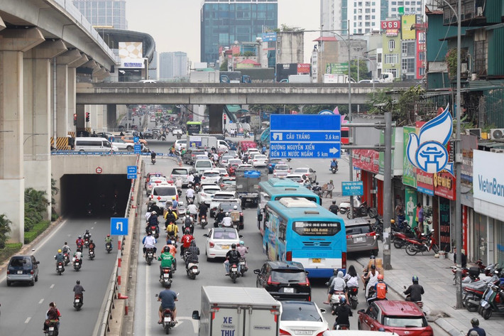 Đường Nguyễn Trãi hiện là một trong những tuyến giao thông chịu áp lực lớn nhất và cũng là nơi được đầu tư hệ thống hạ tầng hiện đại nhất của Hà Nội.