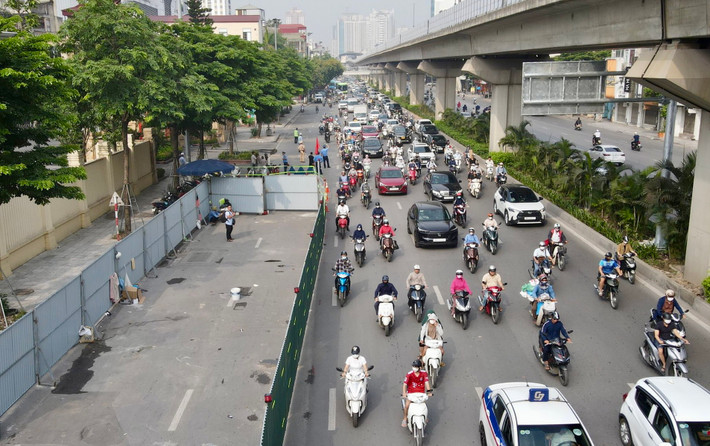 Trong thời gian cấm, các phương tiện có nhu cầu rẽ trái Khuất Duy Tiến đi theo hướng: Vào hầm chui Thanh Xuân, quay đầu tại điểm mở dải phân cách trụ ER12- ER13 tuyến đường sắt trên cao để rẽ phải đi Khuất Duy Tiến. Với các phương tiện có nhu cầu đi Ngã Tư Sở lưu thông theo hướng: Đi qua hầm chui Thanh Xuân để đi Ngã Tư Sở.