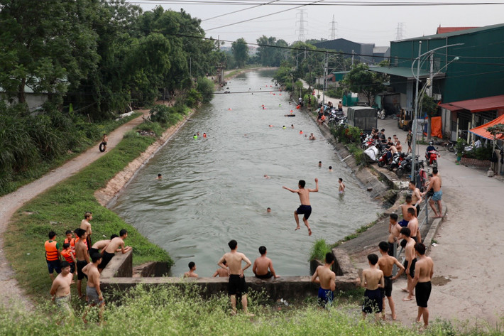 Trong những ngày hè nắng nóng, mỗi buổi chiều, hàng trăm người gồm cả thanh niên và trẻ nhỏ đều tập trung tại mương nước Hồng Vân (thôn Sở Hạ, Ninh Sở, Thường Tín, Hà Nội) tắm giải nhiệt.