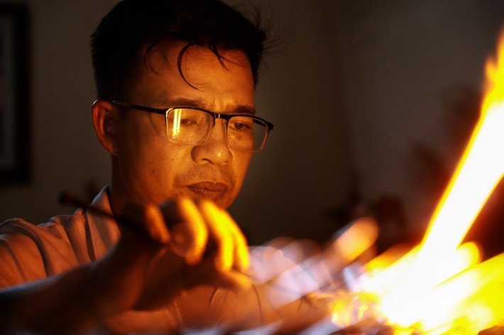 Theo ông Thạo, nhiệt độ để nung nấu được thuỷ tinh phải nóng từ 700 - 1.000 độ C. “Nhiệt độ ngoài trời hôm nay 40 độ C thì trong nhà phải lên tới 50 độ, như cái lò bát quái. Làm mà mồ hôi ướt như tắm”.