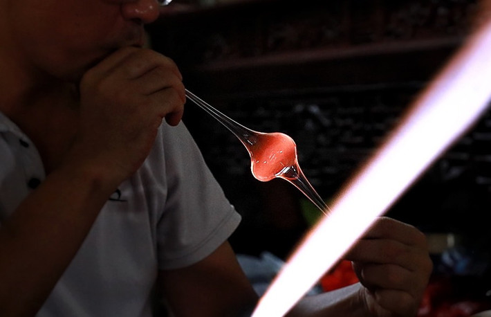 Để làm ra sản phẩm thuỷ tinh, đầu tiên người thợ phải nung nóng ống tuýp thủy tinh để kéo ra từng khúc ngắn. Sau đó thợ thổi khí vào những túyp thủy tinh đã được hơ nóng, làm phồng lên và tạo hình theo ý muốn.