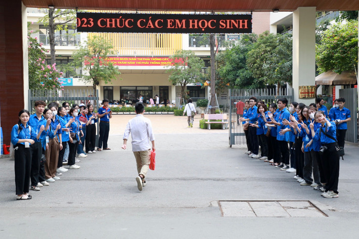 Kỳ thi Tốt nghiệp THPT năm nay, Hà Nội có 102.095 thí sinh dự thi. Cùng với đó là sự đồng hành không biết mệt mỏi của hơn 5.000 tình nguyện viên Thủ đô trong chiến dịch "Tiếp sức mùa thi" thực hiện nhiệm vụ tại 189 điểm thi. Ghi nhận của PV tại điểm thi trường THCS Khương Đình, các đoàn viên, thanh niên tình nguyện đã tạo nên những hình ảnh đẹp trong mùa thi năm nay.
