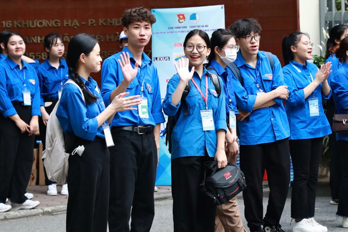 Anh Trần Đức Anh (Bí thư Đoàn phường Khương Đình, quận Thanh Xuân) cho biết, đội hình tiếp sức mùa thi tại điểm thi trường THCS Khương Đình được bố trí mỗi ca trực khoảng 50 tình nguyện viên để làm nhiệm vụ. Gồm Đoàn Thanh niên phường Khương Đình, tình nguyện viên Thủ đô và Đại học Khoa học Xã hội và Nhân Văn.
