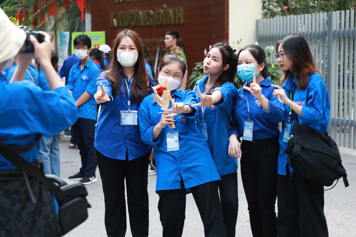 Tuổi trẻ, nhiệt huyết của những người trẻ làm tình nguyện được thể hiện ở sự chu đáo, tận tình với từng nhiệm vụ được giao. Nhờ vậy, đã góp một phần vào thành công của kỳ thi tốt nghiệp THPT 2023.