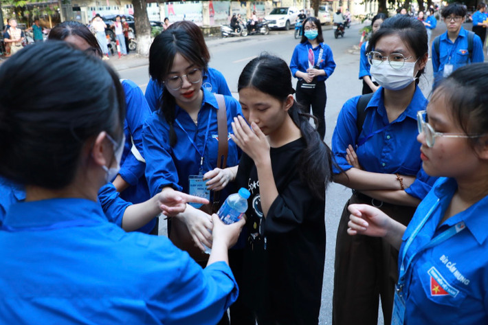 2 thí sinh quên Alat Địa lý được các thanh niên tình nguyện động viên và sau đó cũng được hỗ trợ mua giúp để các em có thể hoàn thành tốt bài thi.