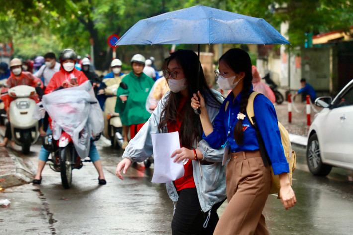 Che ô cho thí sinh khỏi ướt mưa.
