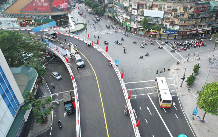 Cầu vượt bằng kết cấu thép lắp ghép, cầu vượt trực thông dạng chữ C theo hướng từ Chùa Bộc - Phạm Ngọc Thạch tổ chức giao thông 2 chiều cho 2 làn xe hỗn hợp (ô tô và xe máy). Cầu có kết cấu dầm hộp thép liên hợp bản bê tông cốt thép, chiều cao 1,2m, rộng 9m.