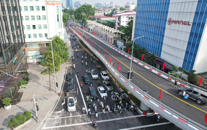 Sáng 30/6, UBND thành phố Hà Nội đã tổ chức lễ khánh thành Dự án xây dựng cầu vượt chữ C tại nút giao đường Chùa Bộc - Phạm Ngọc Thạch. Cầu vượt kết cấu thép được triển khai thi công từ tháng 11/2021.