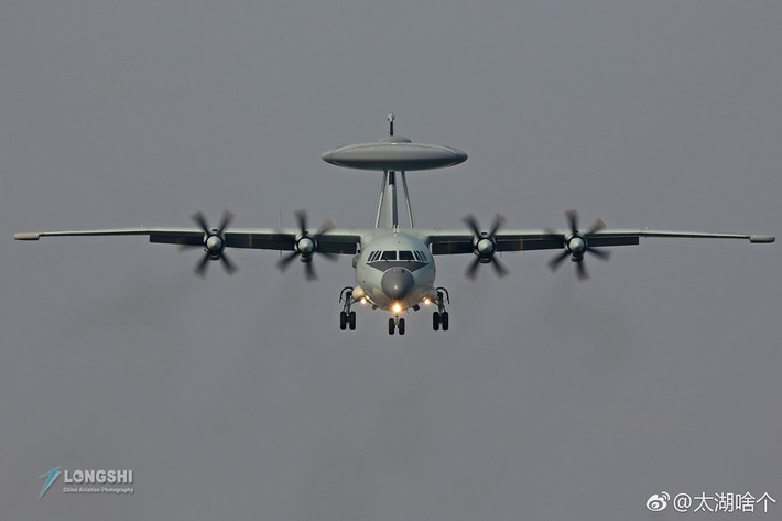 KJ-500 được trang bị radar bên trong đĩa hình tròn tương tự máy bay A-50 của Nga. Theo Global Security, radar của KJ-500 có thể theo dõi đồng thời 100 mục tiêu nhưng không rõ cự ly phát hiện là bao nhiêu. Ảnh: Sina