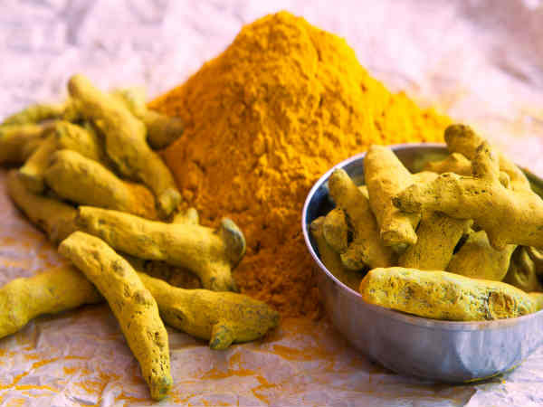 Đu đủ, bột nghệ, sữa tươi. Nghiền nát đu đủ chín, trộn đều với tinh bột nghệ và sữa tươi thành hỗn hợp sền sệt, sau đó áp dụng lên mặt. Tiếp theo, dùng tay massage theo ngược chiều lông mặt trong 10-15 phút và rửa lại bằng nước lạnh.