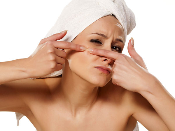 Tránh chạm tay vào mặt, đặc biệt là khu vực bị mụn.