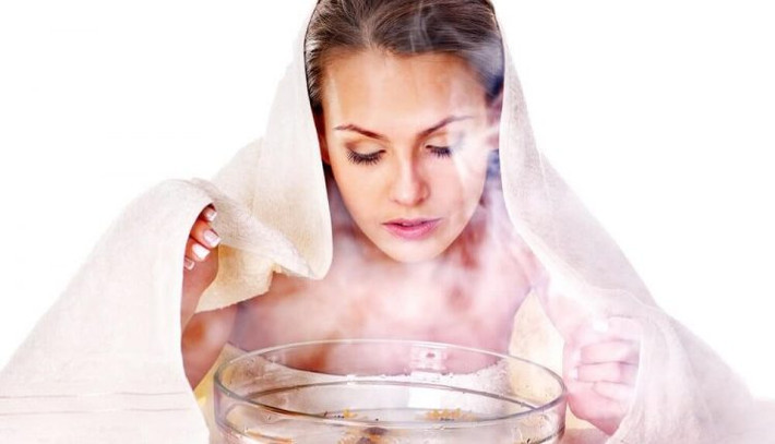 Để xông hơi thải độc da mặt, bạn cần đun nước xông mặt cùng với tinh dầu hoặc thảo dược. Ảnh: viknews.