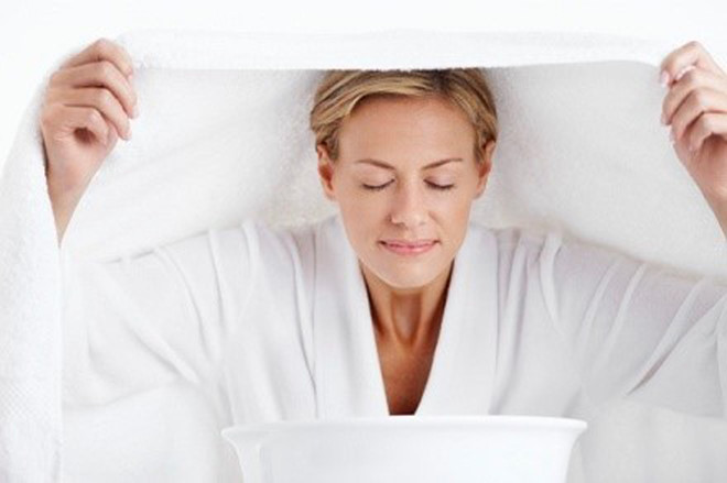 Ngoài ra, bạn có thể sử dụng cánh hoa hồng để xông mặt. Ảnh: thanhnien.
