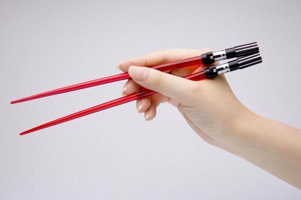 Thực tế, việc chà xát đũa khi rửa sẽ làm hỏng lớp bảo vệ bên ngoài của đũa, vô tình tạo ra những vết nứt nhỏ, khiến đũa dễ trở thành môi trường cho các vi sinh vật sản sinh. Ảnh: thieunien.