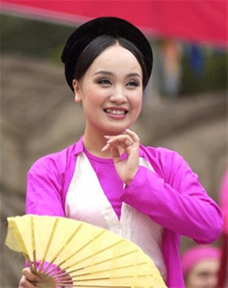 “Thị mầu” Thu Huyền cũng sở hữu trán dô nhưng vẫn cực kỳ duyên dáng. Ảnh: nguoi-noi-tieng.