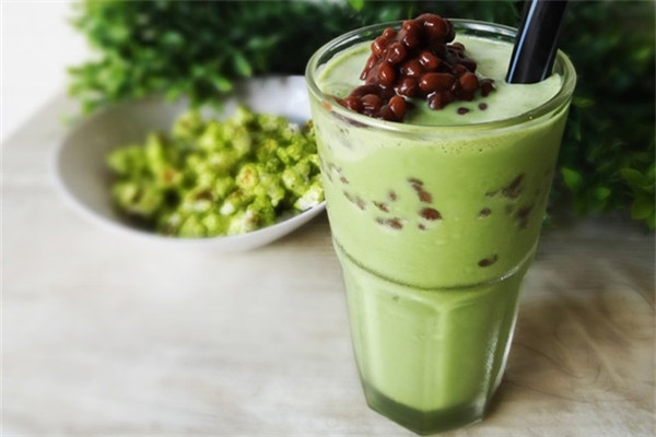 Uống trà sữa ngay sau khi ăn no sẽ khiến bạn bị đầy hơi khó tiêu, hoặc có thể gây rối loạn khả năng hấp thụ protein của cơ thể. Ảnh: huongnghiepaau.