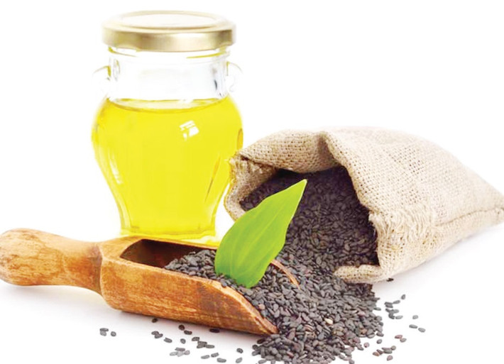 Bạn chỉ cần nhỏ một giọt dầu mè hữu cơ vào mũi 2 lần mỗi ngày sẽ thấy hiệu quả làm giảm khô mũi rõ rệt. Ảnh: dauhatme.