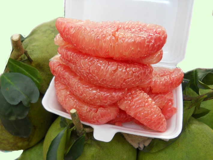 Bưởi. Là thành viên của gia đình họ nhà cam quýt, bưởi cũng là một nguồn bổ sung lượng Vitamin C tuyệt vời và làm tăng sức đề kháng của cơ thể. Bưởi còn là một quả chống oxy hóa, giúp cơ thể chống lại strees và các bệnh liên quan đến hen suyễn và viêm khớp…