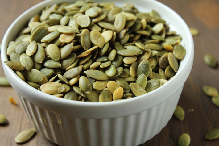 Hạt bí ngô. Hạt bí ngô có đầy đủ protein, vitamin và axit béo omega-3. Tất cả các chất dinh dưỡng này giúp cung cấp năng lượng tức thời cho cơ thể và đồng thời chiến đấu chống lại các triệu chứng mệt mỏi.