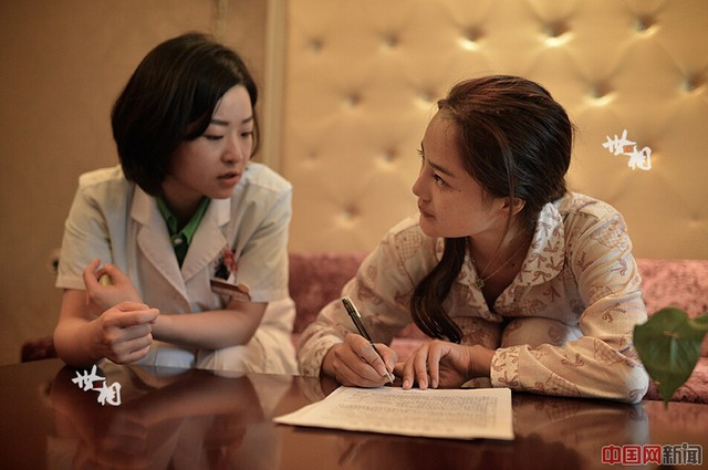 Tuy nhiên, cô gái trẻ luôn bị ám ảnh bởi vòng 1 không thật sự hoàn hảo của mình. Chính vì thế, cô thường xuyên từ chối những hợp đồng quảng cáo nội y vì cho rằng vòng 1 của mình chưa thật sự hấp dẫn. Tháng 2/2015, Wang Qi chiến thắng trong 1 cuộc thi tìm kiếm người mẫu nội y. Để phát triển sự nghiệp, cô quyết định phẫu thuật thẩm mỹ nâng ngực.