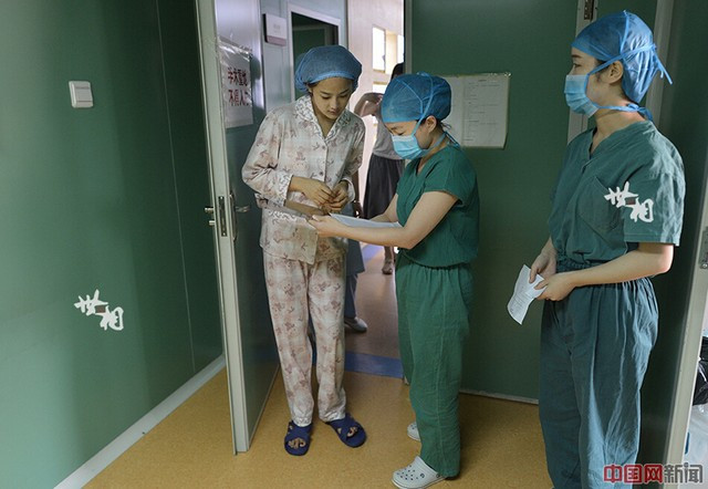 Trước khi bước vào phòng phẫu thuật, Wang được đi tắm và thay quần áo Pyjama. Sau đó, cô được bác sĩ trao đổi về những nguy hiểm khi phẫu thuật. Sau khi trao đổi rõ, Wang ký vào giấy cam kết chịu mọi trách nhiệm cho ca phẫu thuật của mình.