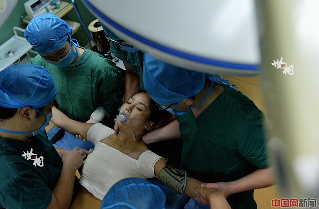 Các bác sĩ dùng băng để cố định ngực cho Wang. Phần băng này sẽ được giữ trong khoảng 1 tuần. Sau đó, Wang sẽ được tháo băng và xuất viện.
