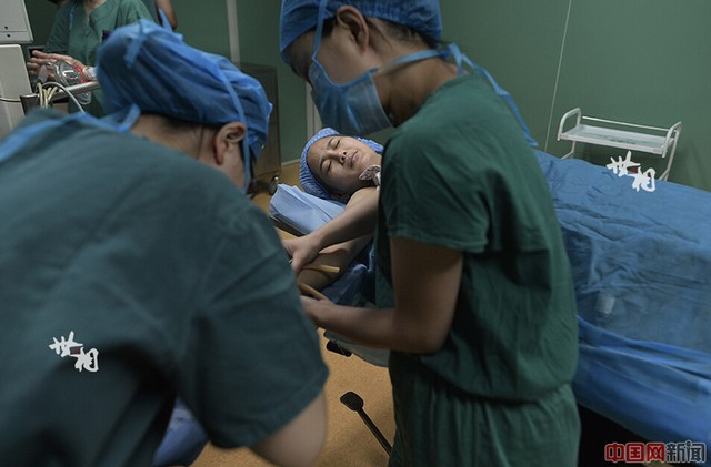 Wang khá đau đớn khi các bác sĩ lấy ven, cô dường như rất căng thẳng trước ca phẫu thuật.