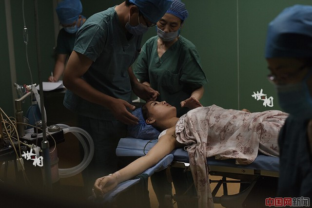 Các bác sĩ tiến hành gây mê toàn thân và động viên Wang.