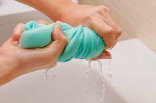 Ngâm mình trong nước tẩy quần áo. Thuốc tẩy quần áo (chlorine) thường tiết ra mùi làm cho các côn trùng không dám đến gần. Nếu bạn ngâm mình 15 phút trong bồn nước có pha khoảng nửa lon sữa bò thuốc tẩy thì côn trùng sẽ không dám tấn công bạn trong nhiều giờ.