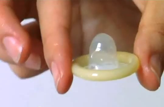 8. Bao cao su không làm mất niềm vui trong “chuyện ấy”. Nếu bạn nghĩ rằng đeo bao cao su khi quan hệ tình dục sẽ làm bạn mất cảm giác và gây ảnh hưởng đến cách bạn chiều “đối tác”, hãy suy nghĩ lại. Với sự đa dạng của thị trường bao cao su hiện nay, điều này sẽ không xảy ra nữa. Việc bạn cần làm chỉ là tìm kiếm một thương hiệu cung cấp cho bạn những chiếc "áo mưa" phù hợp nhất và đem tới trải nghiệm tốt nhất.