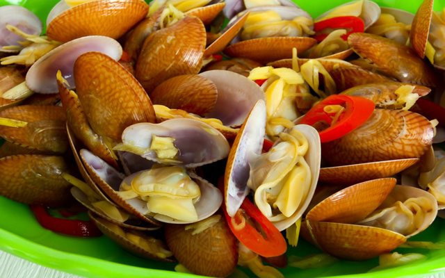 Lựa chọn nữa là quán Thơ Ý - ở cuối đường Sơn Trà Điện Ngọc, ngay sát bãi biển nhé. Quán này ăn ngon, bổ, rẻ lại phục vụ nhiệt tình. Các mẹ có thể tham khảo các món như nghêu nướng mỡ hành, hàu nướng, mực chiên giòn..., giá vô cùng phải chăng.