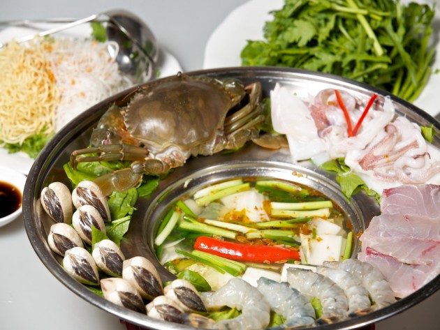 Một trong những địa chỉ ăn hải sản ngon rẻ ở Đà Nẵng được nhiều khách du lịch ghé thăm là quán Bà Thôi – đường Lê Đình Dương thưởng thức món cua rang me, mực tươi nướng.