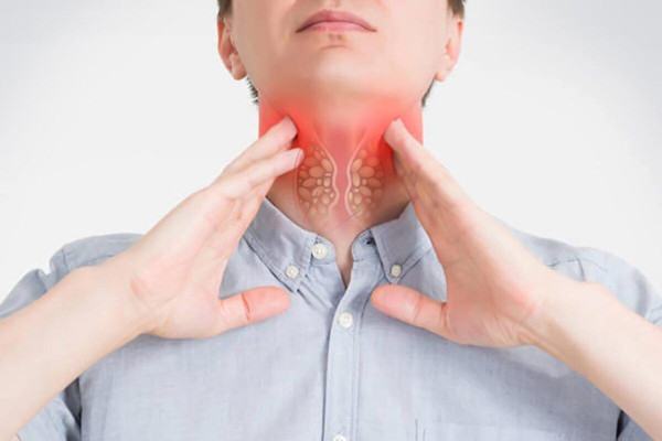 Nghe bác sĩ thông báo tình trạng bệnh, Vương Kiến cảm thấy như sét đánh bên tai. Trước nay, anh luôn nghĩ mình chỉ bị viêm họng. Không ngờ, bệnh tình chuyển nặng khiến chất lượng cuộc sống "tuột dốc không phanh".