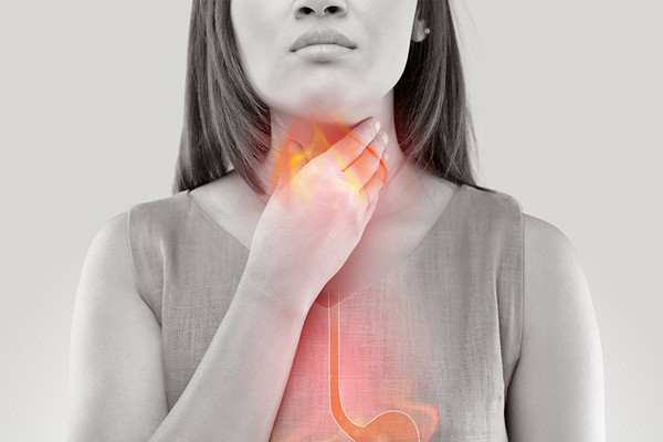Nuốt cảm giác nghẹn. Người ung thư thực quản sẽ có cảm giác khó chịu khi nuốt thức ăn, đôi khi mắc nghẹn. Điều này bắt nguồn tình trạng sung huyết, sưng tấy, xói mòn niêm mạc thực quản do tổn thương, kích ứng khi thức ăn đi qua.