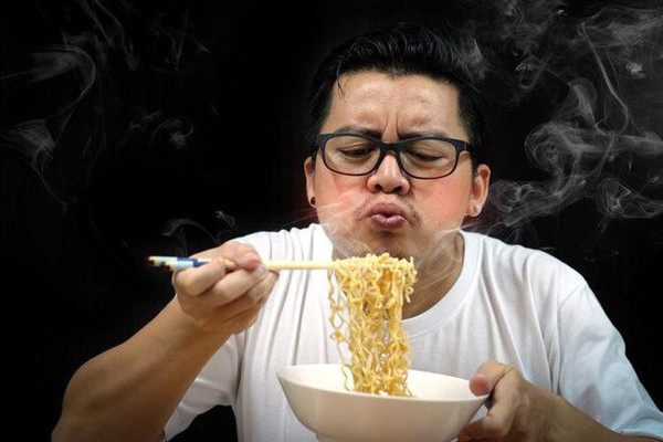 Tránh các yếu tố rủi ro. Các yếu tố làm tăng nguy cơ ung thư thực quản gồm thói quen ăn uống, di truyền gia đình, uống rượu và hút thuốc. Về thói quen ăn uống, bạn không nên ăn quá nhiều đồ chua, đồ ẩm mốc, ăn quá nóng, ăn nhiều muối, ăn quá nhanh và ăn uống không điều độ. Những thói quen này đều dễ làm tổn thương niêm mạc thực quản.