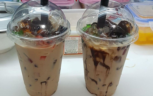 Trà sữa là loại đồ uống phổ biến, hương vị thơm ngon khiến nhiều người chọn dùng. Vậy nhưng, trà sữa chứa nhiều axit béo chuyển hóa, khi đi vào cơ thể rất khó tiêu hóa.