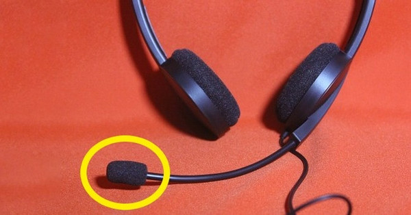 Bọt xốp đính ở phần míc tai nghe không đơn thuần để trang trí. Tác dụng của nó là làm chậm luồng không khí, giúp cản các tiếng ồn nhỏ hiệu quả. Với các mic thu âm chuyên nghiệp, phần bọt xốp này nhằm mục đích giảm dần âm hưởng của các phụ âm "nổ" trong lời nói, biến thành âm thanh thu hút khán giả.