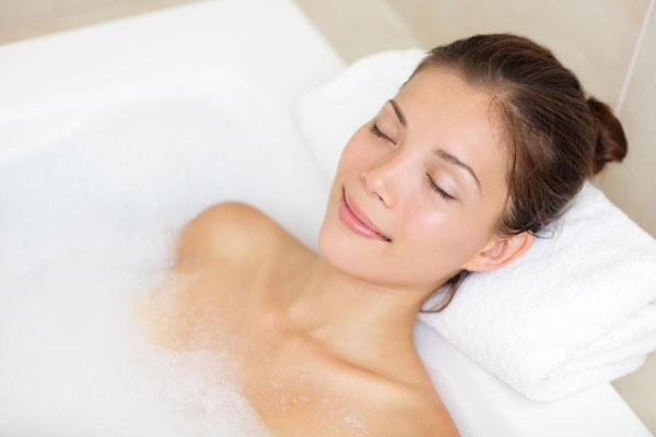 Nếu nhất định phải tắm, bạn nên đợi nửa tiếng sau bữa ăn. Tuyệt đối không tắm khi bụng đói, ít nhất nửa giờ sau bữa ăn. Khi thực hiện, bạn nên thao tác nhanh chóng, tắm bằng nước ấm. Chú ý kiểm soát nhiệt độ nước sao cho không quá nóng hoặc quá lạnh.