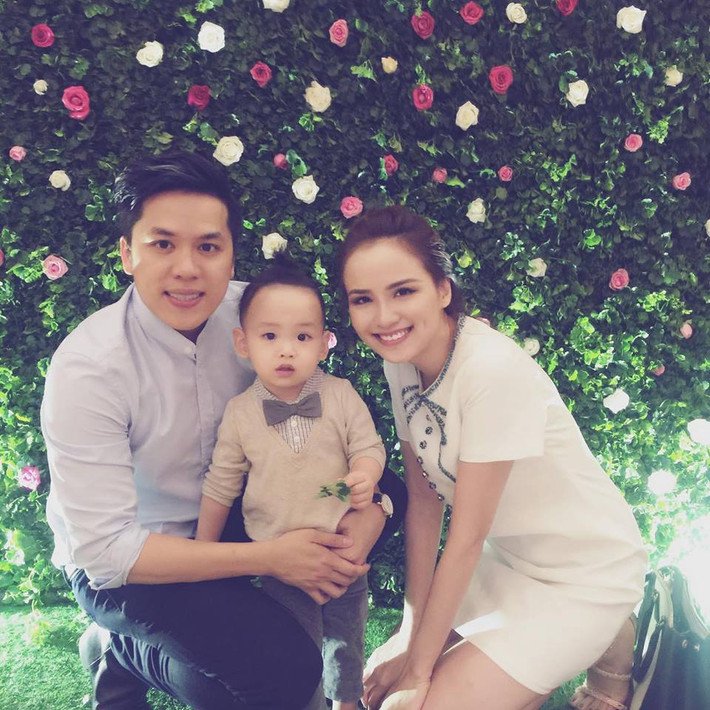 Sau cuộc ly hôn gây sốc, Diễm Hương lộ chuyện có bầu, rồi bất chấp tất cả để có một đám cưới cổ tích với Quang Huy, sinh năm 1983. Nhưng mới đây, với những dòng trạng thái lạ trên trang cá nhân, người hâm mộ nhận ra Diễm Hương đang như ám chỉ cuộc hôn nhân hiện tại không mấy suôn sẻ.