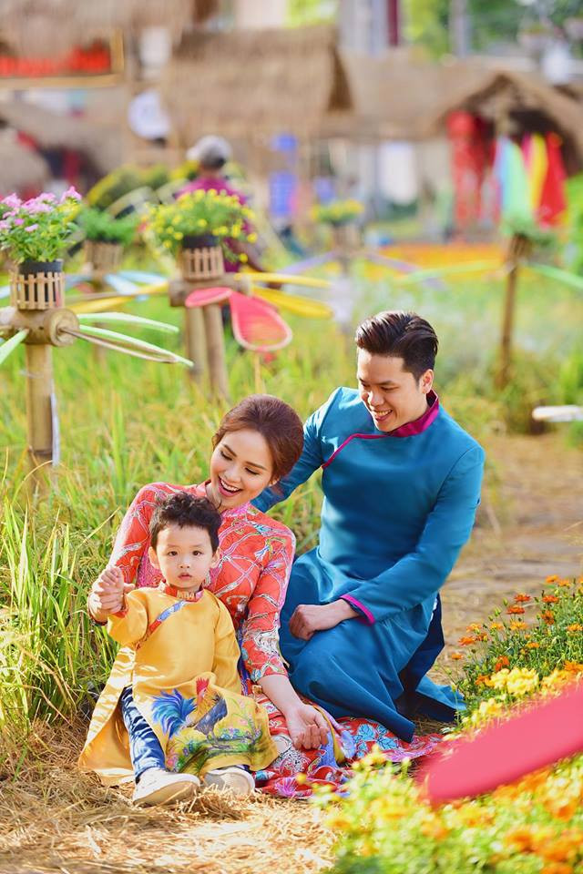 Diễm Hương rất chăm đưa hình ảnh gia đình lên trang cá nhân. Có thể thấy, sau khi Diễm Hương chia tay đại gia và đến với chồng trẻ, cô có cuộc sống êm đềm hạnh phúc, không quá giàu có sang chảnh nhưng đủ đầm ấm, bình yên cùng gia đình nhỏ của mình.